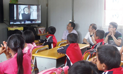  电视老师走进边境小学