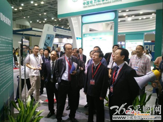 珠海智能电网大会贵宾参观团参观中国电谷展位