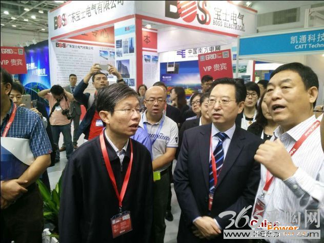 保定国家高新技术产业开发区管委会副主任柏纪伟向参观领导介绍中国电谷情况