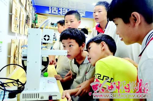 陈江五一小学的孩子们在参观校园创客直通车。本报记者魏怡兰 摄
