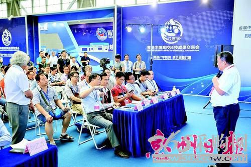 路演现场专家在进行交流。 本报记者王建桥 摄
