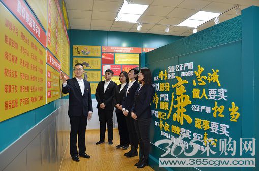 坚持严的主基调不动摇 <br>纵深推进全面从严治党