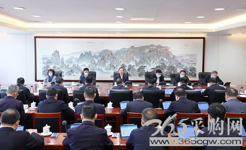 紧密团结在以习近平同志为核心的党中央周围坚定自觉在思想上政治上行动上同党中央保持高度一致奋力谱写全面建设社会主义现代化国家电力新篇章