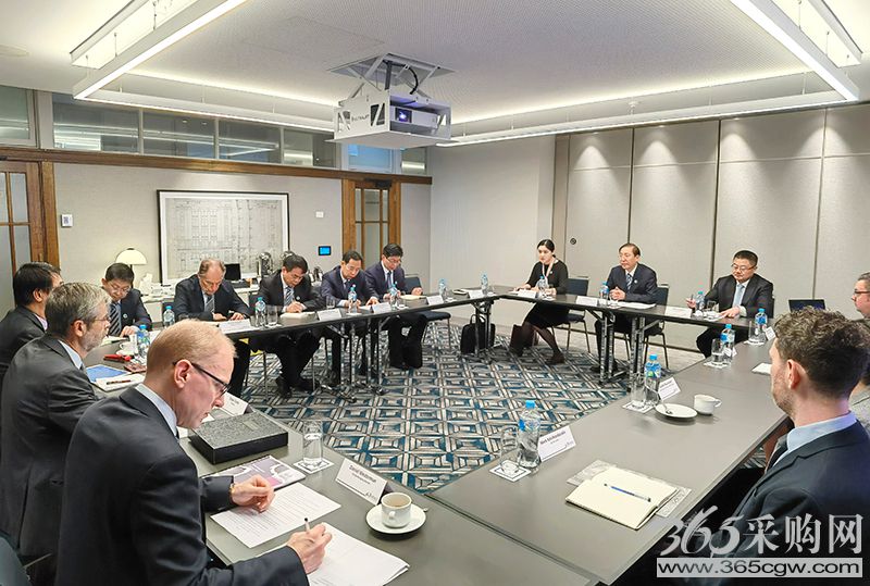 辛保安董事长与澳大利亚气候变化和能源部长克里斯·鲍恩、澳大利亚能源市场运营机构董事会主席德鲁·克拉克、中国驻澳大使肖千会谈