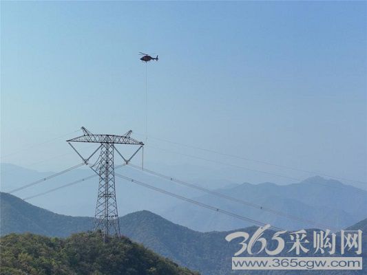 国家电网实施全国首次直升机辅助更换特高压线路绝缘子作业